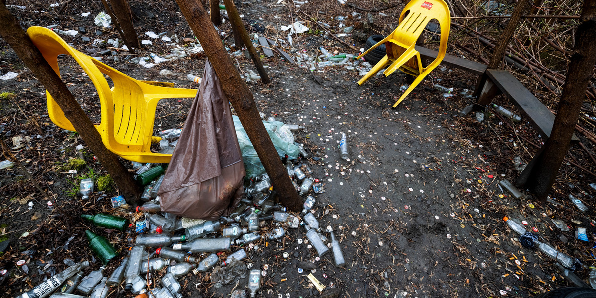 Dąbrowa Górnicza najbardziej zaśmieconym miastem. Przy ulicy Łączącej pozostawione  sterty butelek i fotele plastikowe. 