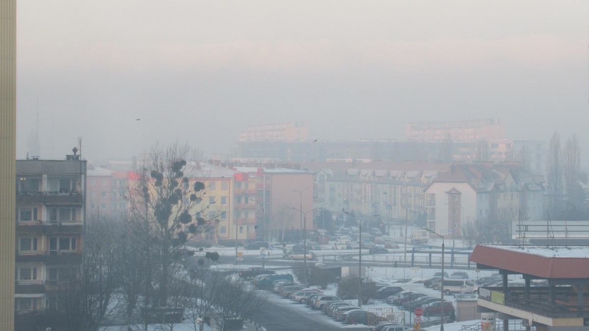 - Wyjścia na zewnątrz należy ograniczyć do minimum – radzi Opolski Alarm Smogowy na swojej stronie internetowej. Nie ma się co dziwić. Zarówno społeczne pomiary jakości powietrza, jak i oficjalne ze stacji WIOŚ-u mogą dziś poważnie niepokoić.