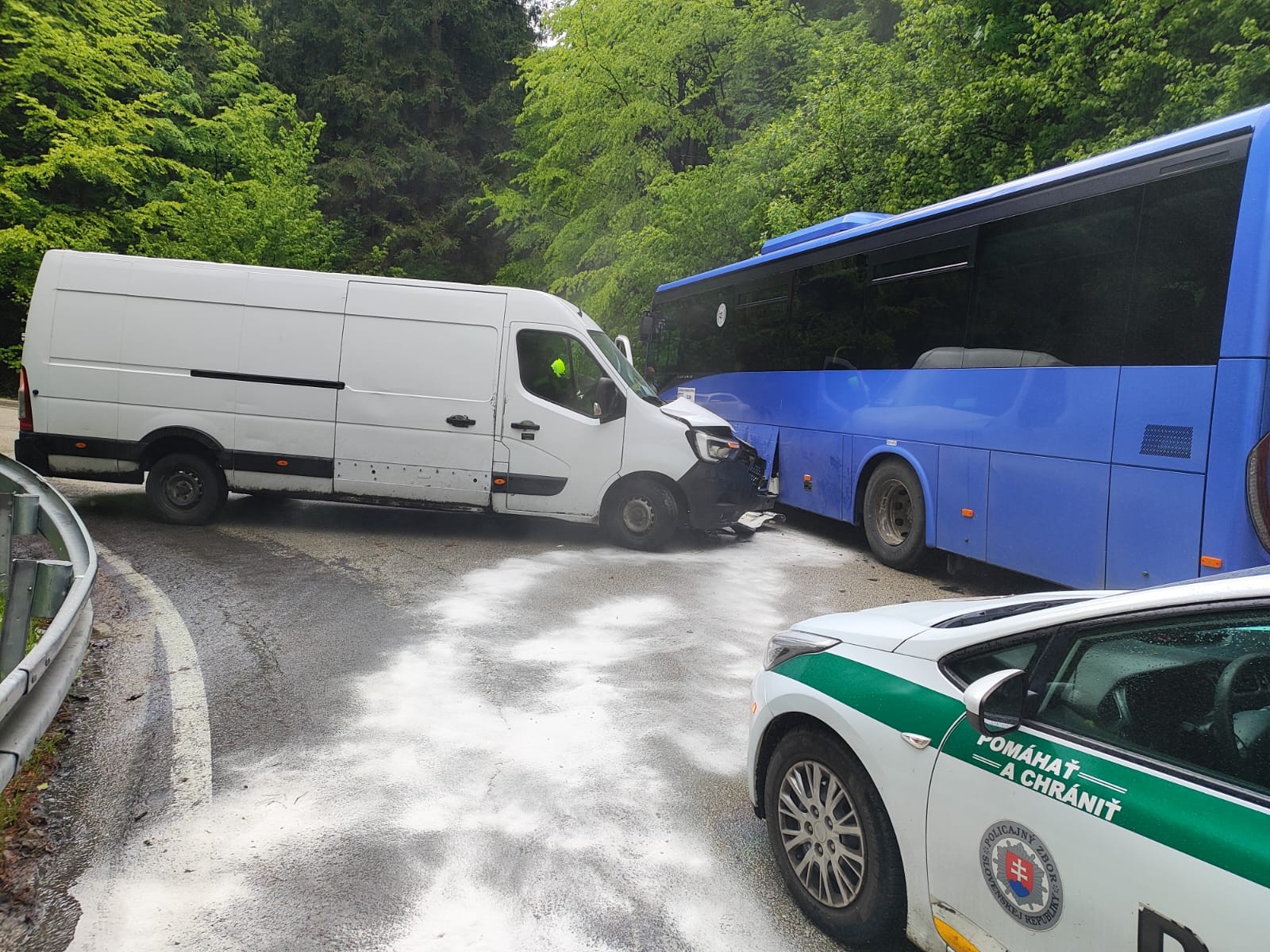 Na hranici Žilinského a Trenčianskeho kraja došlo k nehode.