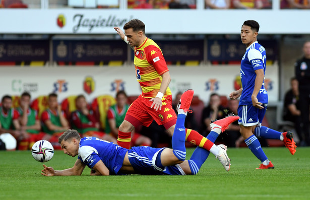 Piłkarz drużyny Jagiellonia Białystok Jesus Imaz (C) oraz Mateusz Żyro (L) i Koki Hinokio (P) z zespołu PGE FKS Stal Mielec podczas meczu Ekstraklasy