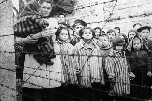 WWII. Polska. 27 stycznia 1945. Ocalałe dzieci po wyzwoleniu niemieckiego nazistowskiego obozu koncentracyjnego Auschwitz przez wojska radzieckie.