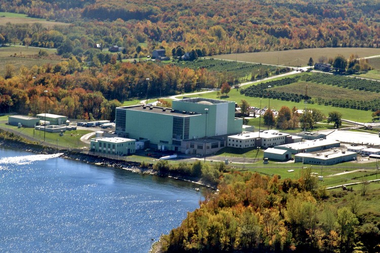 7. Elektrownia atomowa Ginna w Ontario, w stanie Nowy Jork, USA. Produkcja energii elektrycznej rozpoczęła się tu 1 lipca 1970 roku. Elektrownia należąca do koncernu Constellation Energy Nuclear Group. została w 1982 roku zamknięta z powodu radioaktywnego wycieku. Incydent nie spowodował jednak ewakuacji ludności z terenów sąsiadujących z elektrownią. Licencja na pracę elektrowni wygasa we wrześniu 2029 roku.