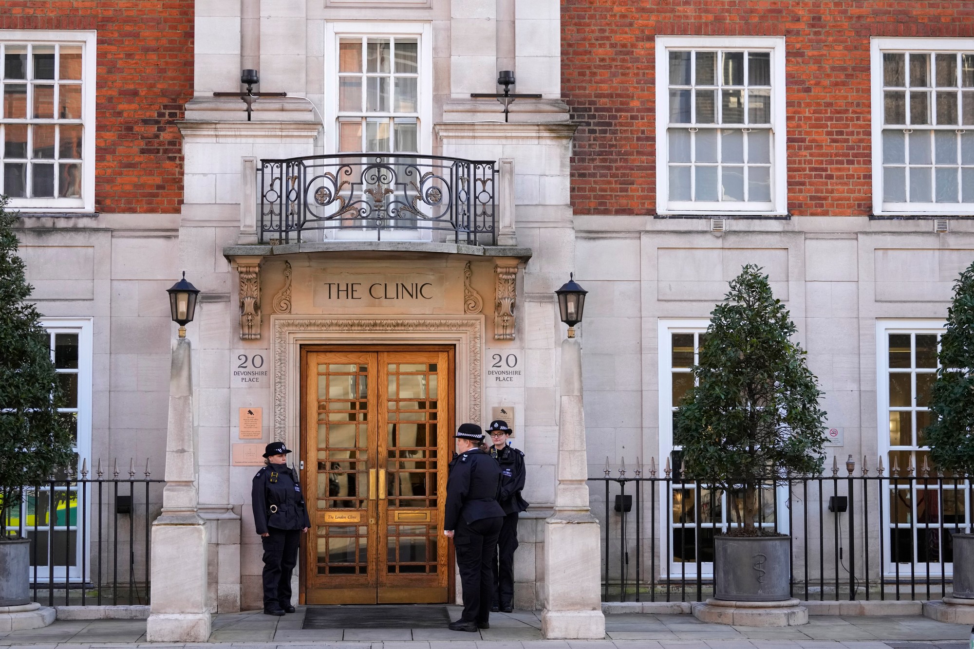 Policajti hliadkujú pred zdravotníckym zariadením The London Clinic v Londýne 26. januára 2024.