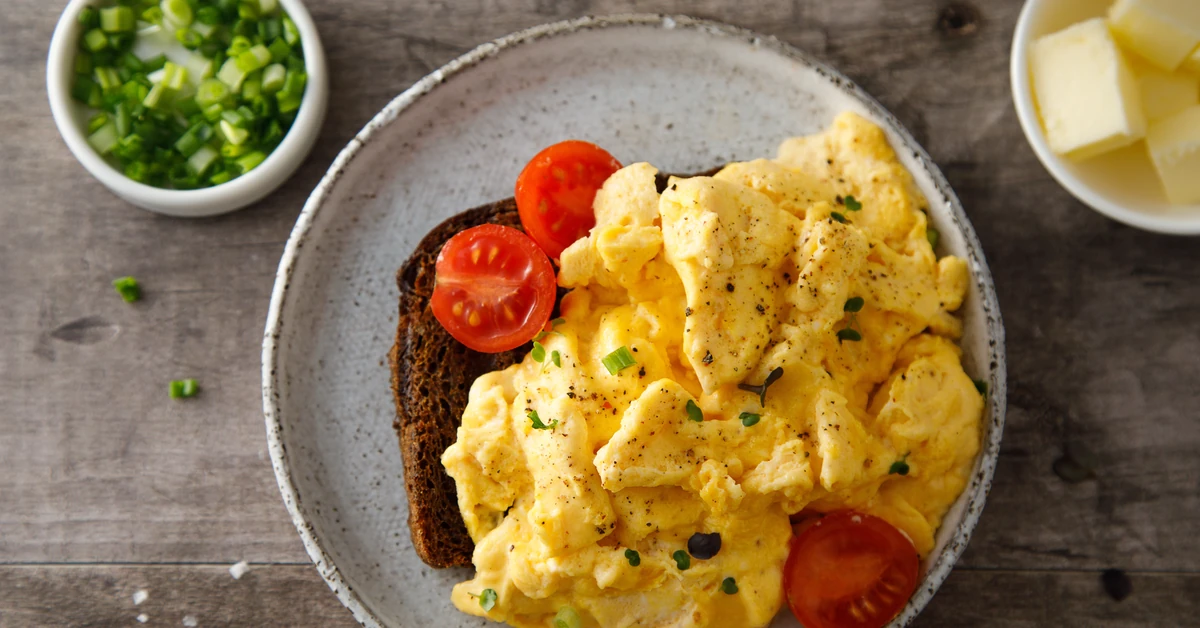 Przepis na idealną jajecznicę, puszystą i delikatną. Już nigdy nie zrobisz jej inaczej