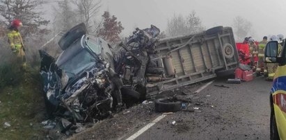 Dramat we mgle pod Bytowem. Nie żyje kierowca busa. Zdjęcia budzą grozę