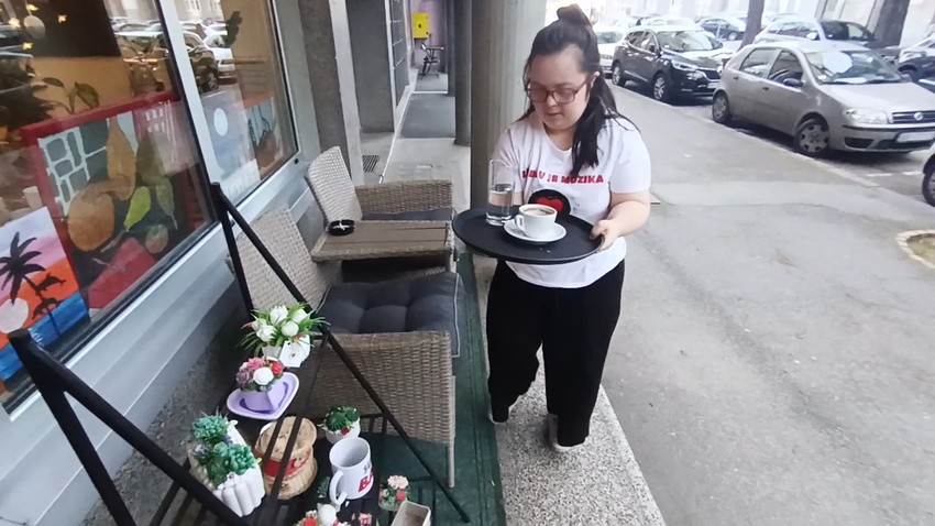 Ivana voli da kuva kafu, ali rade i p omaže i u drugim poslovima