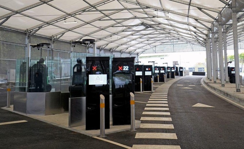 Nova oblast za skeniranje identiteta i otisaka prstiju tokom pregleda novorazvijene zone sistema ulaska i izlaska (EES) na terminalu Evrotunela u Folkstonu, u Kentu | Foto: Gareth Fuller/PA Wire