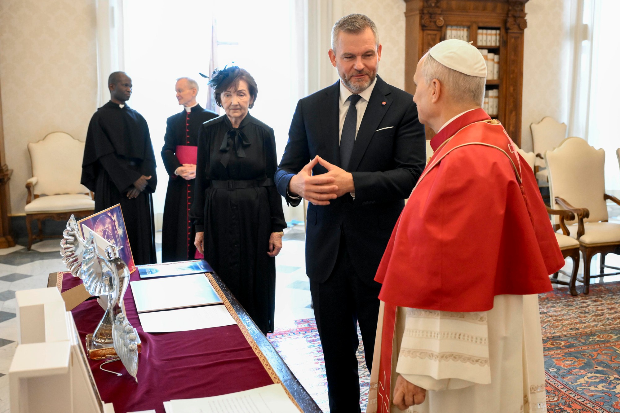 Na snímke pápež Lev XIV. (vpravo) a slovenský prezident Peter Pellegrini.