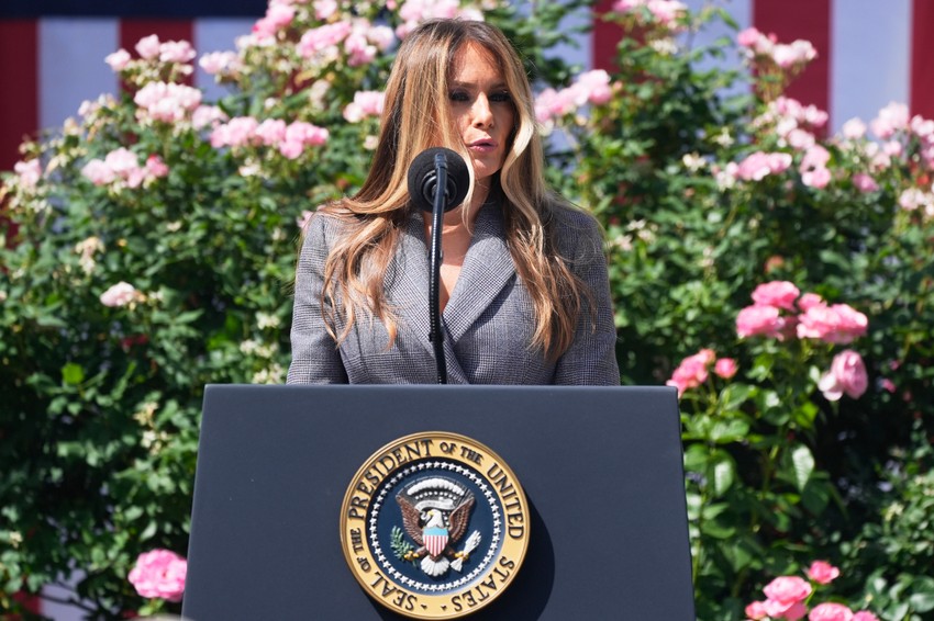 Melanija i Tramp u ružićnjaku Bele kuće