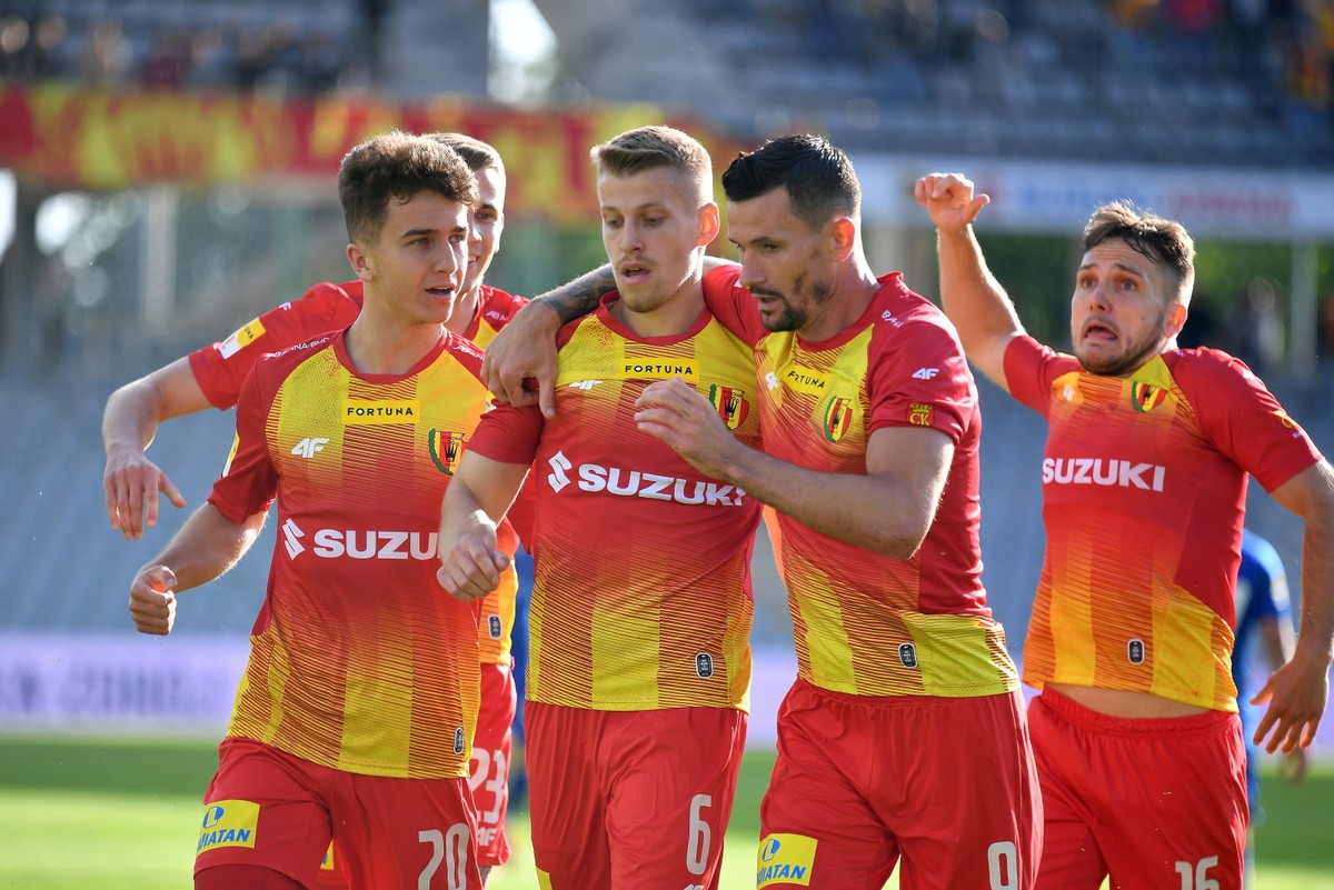 Piłkarze Korony Kielce (od lewej: Marcin Szpakowski, Jacek Podgórski, Adam Frączczak i Dalibor Takac) cieszą się z gola podczas półfinałowego meczu barażowego o awans do Ekstraklasy z Odrą Opole