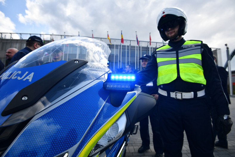 Nowe radiowozy i motocykle polskiej policji