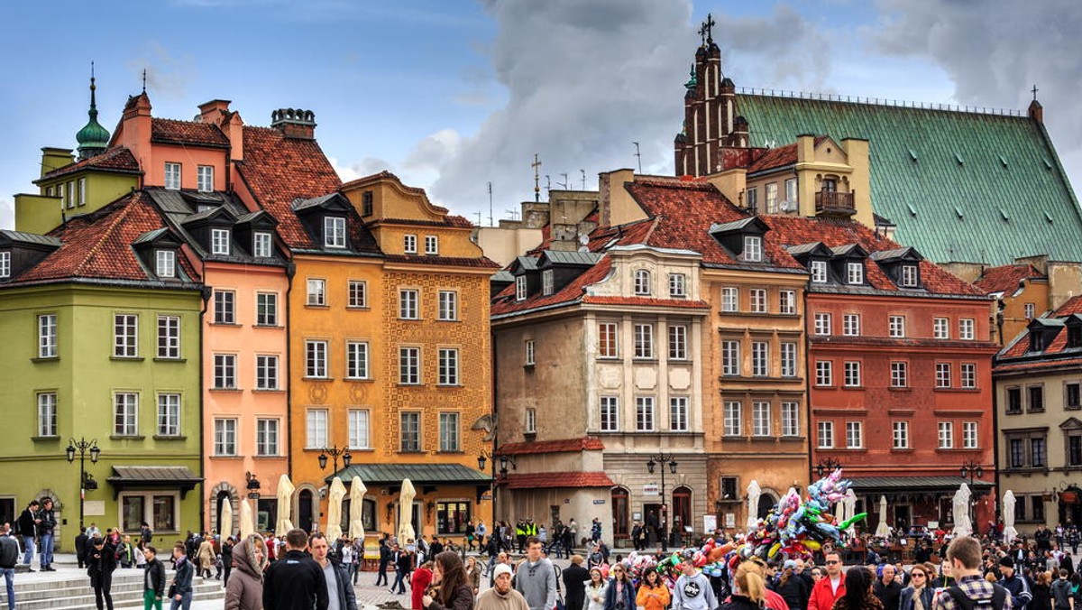 Zmniejsza się odsetek Polaków mieszkających w miastach. Na początku lat 50. XX wieku w miastach mieszkało zaledwie 37% ludności i procesy urbanizacji trwały nieprzerwanie do pierwszej połowy lat 90., kiedy to odsetek ludności miejskiej wzrósł do 61,8% i trwał na tym poziomie kilka lat. Poczynając od drugiej połowy lat 90. odsetek ten się zmniejsza – w końcu 2012 roku w miastach mieszkało 60,6% Polaków, czyli tyle, ile w drugiej połowie lat 80[1].