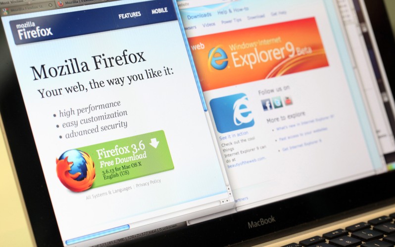 6. Nie panowanie nad historią naszej przeglądarki. To, czego szukamy i co oglądamy w sieci tworzy często całkiem dokładny obraz nas samych – czasami zbyt dokładny. W zasadzie każde nasze kliknięcie może być rejestrowane przez mniejszą lub większą liczbę firm, głównie z branży reklamowej, które następnie na tej podstawie wyświetlają reklamy, które mogą nas zainteresować. Osoba postronna korzystająca z naszego komputera może więc z łatwością dowiedzieć się rzeczy, które wolelibyśmy ukryć.