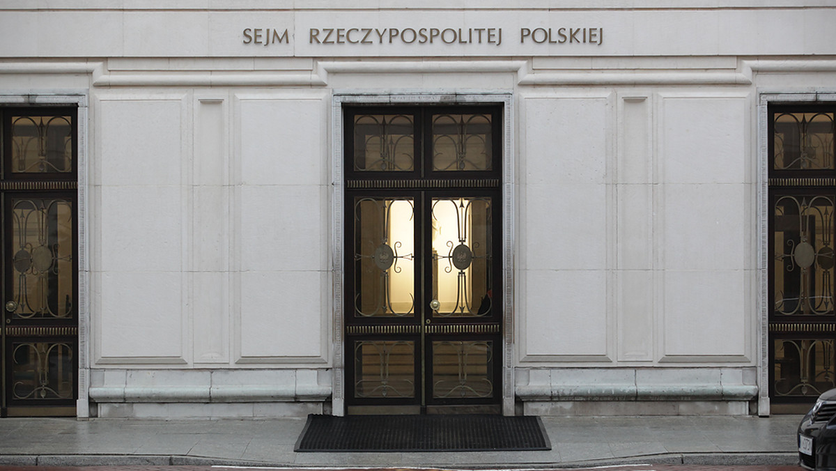 PiS chce ograniczyć dziennikarzom dostęp do niektórych części Sejmu - informuje "Rzeczpospolita". Co miałoby się zmienić? Niektóre, dotąd dostępne, części gmachu przy Wiejskiej zostałby zamknięte dla mediów. W innych planowany jest zakaz używania kamer.