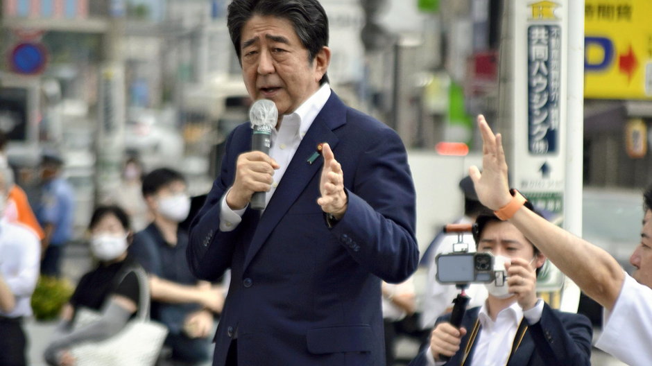 Shinzo Abe, były premier Japonii, twórca abenomiki zmarł w wyniku postrzałów w Nara niedaleko Kioto