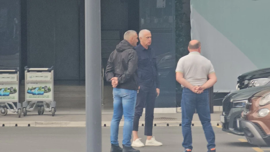 Zvezdan Terzić na aerodromu sa porodicom