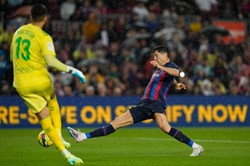 Barcelona gromi Betis. Trafienie Lewandowskiego [WIDEO]