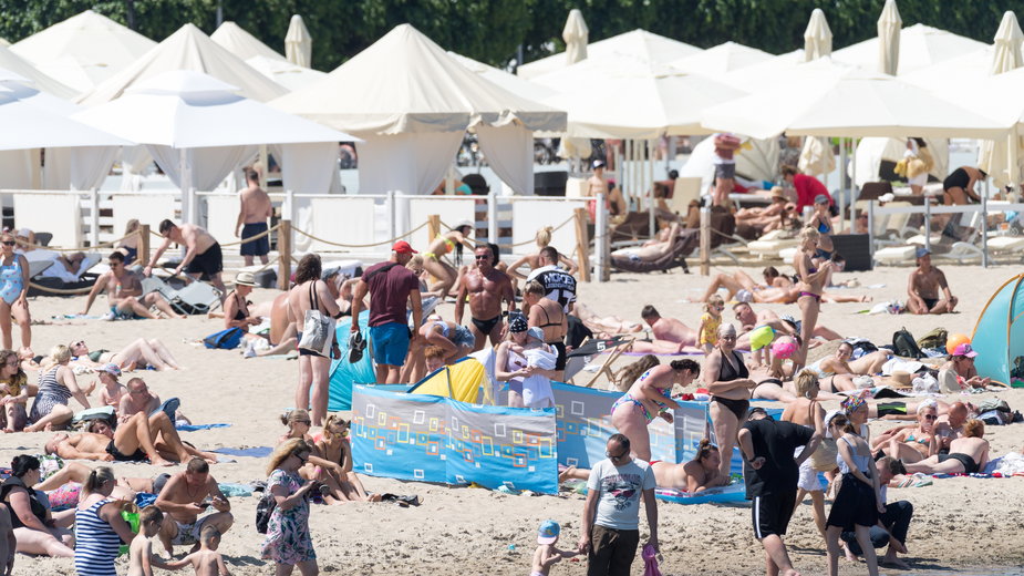 Rodziny z dziećmi na letni wypoczynek najchętniej wybierają polskie morze