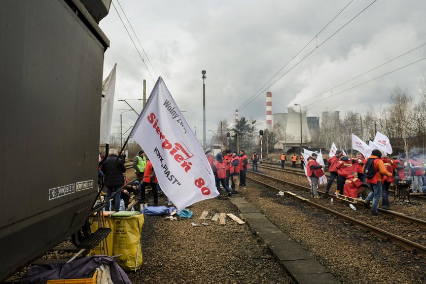 Na zdjęciu: górnicy blokują tory kolejowe prowadzące do Elektrowni Łaziska