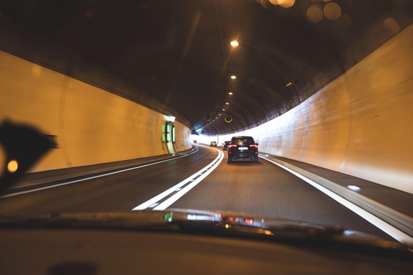 Mladić (22) jurio 171 km/h KROZ TUNEL, pretekao čak 21 vozilo preko pune linije: Kada ga je švajcarska policija zaustavila, usledio je NAJVEĆI ŠOK!