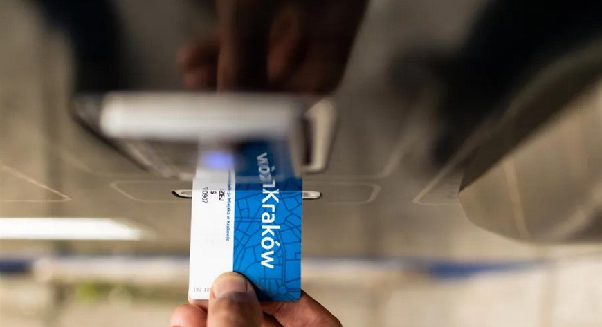 Nowa siatka połączeń w Krakowie wchodzi etapami. Przez okres przejściowy część starych biletów zachowuje ważność..  