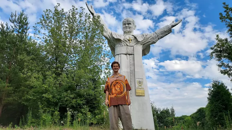 14-metrowa statua Jana Pawła II to jedyna atrakcja, która nie została zdewastowana.