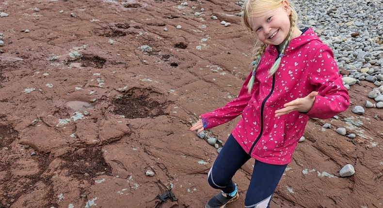 Tegan and Claire Jones were looking for fossils on the beach when they found dinosaur footprints.Claire Jones