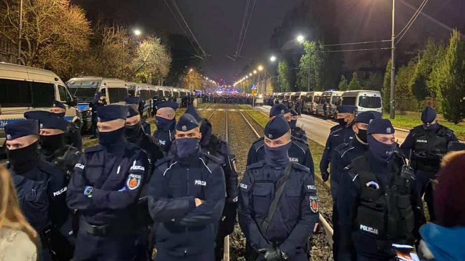 Aborcja. Tłum na Żoliborzu, policja pilnuje dostępu do domu Kaczyńskiego