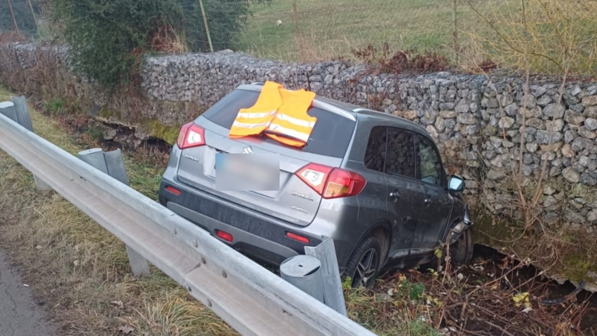 Následky dopravnej nehody v žilinskej mestskej časti Trnové