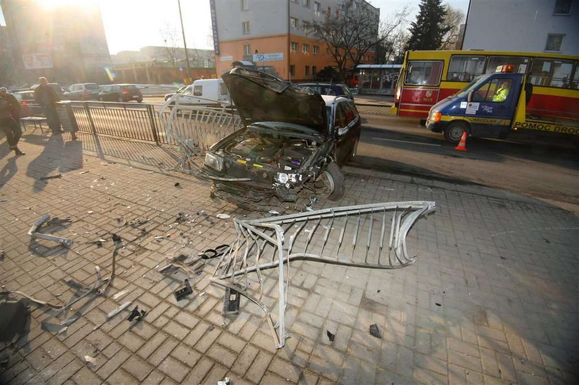 WYPADEK PRZY ULICY LEGNICKIEJ GDZIE AUTO WJECHALO W PRZYSTANEK