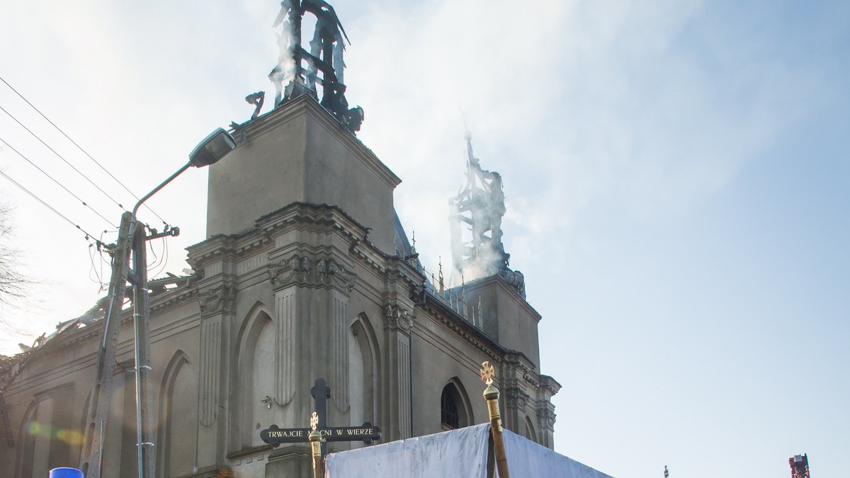 Pożar poważnie zniszczył rano zabytkowy kościół z pierwszej połowy XIX wieku w Rogowie k. Żnina (woj. kujawsko-pomorskie). Spłonęły dwie wieże i drewniana konstrukcja dachu, ale ogień nie objął wnętrza świątyni.