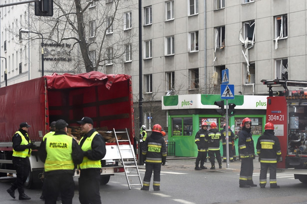 Kamienica przy ul. Noakowskiego w Warszawie, w której 26 bm. doszło do wybuchu prawdopodobnie gazu. Uszkodzeniu uległ również przejeżdżający obok autobus komunikacji miejskiej. Na miejscu pracują zastępy straży pożarnej, policji i straży miejskiej.