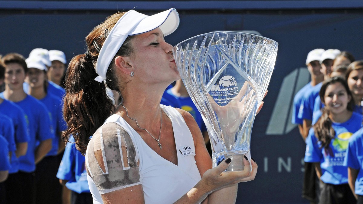 Agnieszka Radwańska zwyciężyła w turnieju WTA Tour na twardych kortach w Carlsbad na przedmieściach San Diego (pula nagród 721 tys. dol.). W finale Polka pokonała "jedynkę" Wierę Zwonariową 6:3, 6:4. To największy sukces w karierze Polki, a piąty triumf w karierze.