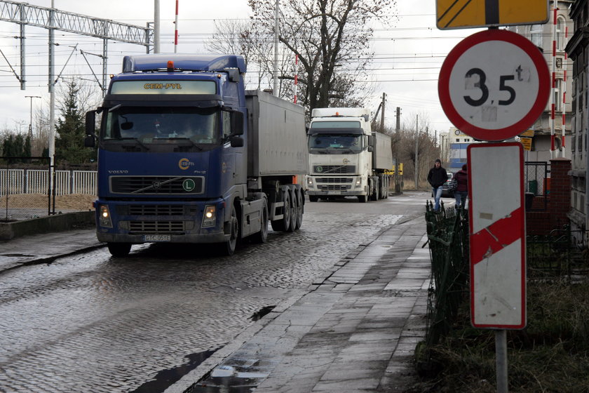 Tiry rozjeżdżają ulicę Sandomierską na gdańskiej Oruni