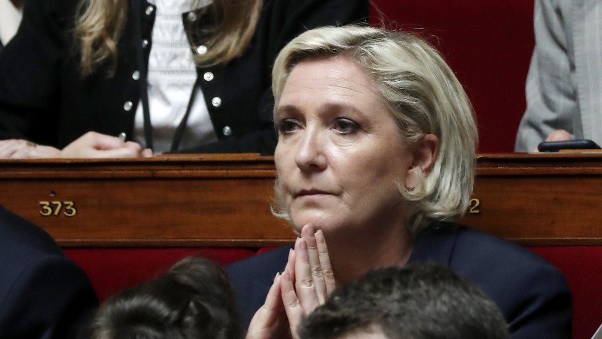 Wymiar sprawiedliwości Francji postawił zarzuty szefowej skrajnie prawicowego Frontu Narodowego Marine Le Pen w związku z zatrudnianiem asystentów za pieniądze Parlamentu Europejskiego. Zachodzi podejrzenie, że pracowali oni wyłącznie na rzecz partii.