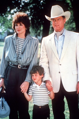 Larry Hagman, Linda Gray i ich filmowy syn Omri Katz w serialu 'Dallas'