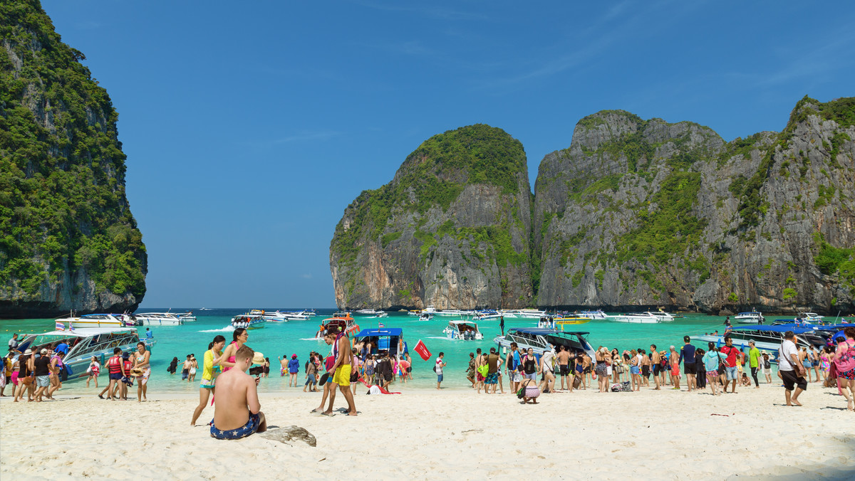 Maya Bay zostało rozsławione dzięki filmowi „Niebiańska plaża”, w którym zagrał Leonardo DiCaprio. Jednak miejsce stało się ofiarą własnego sukcesu i z powodu zbyt dużej ilości turystów plaża ma zostać na jakiś czas zamknięta.