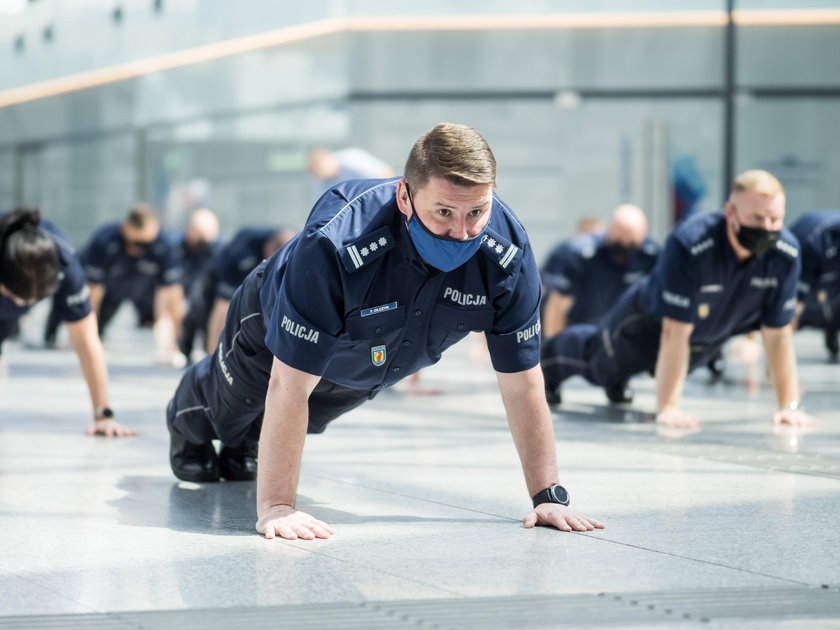 Policjanci robili pompki, żeby pomóc