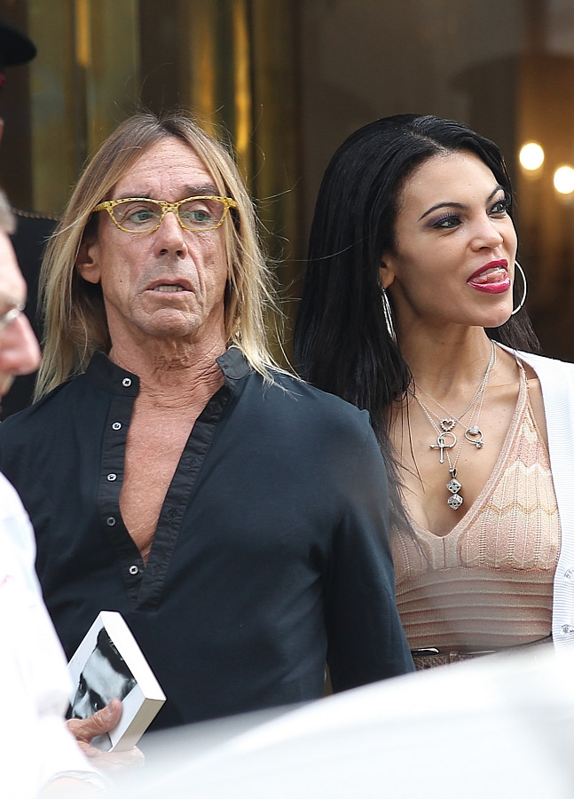 Iggy Pop z partnerką Niną w Paryżu (fot. Agencja BE&amp;W)