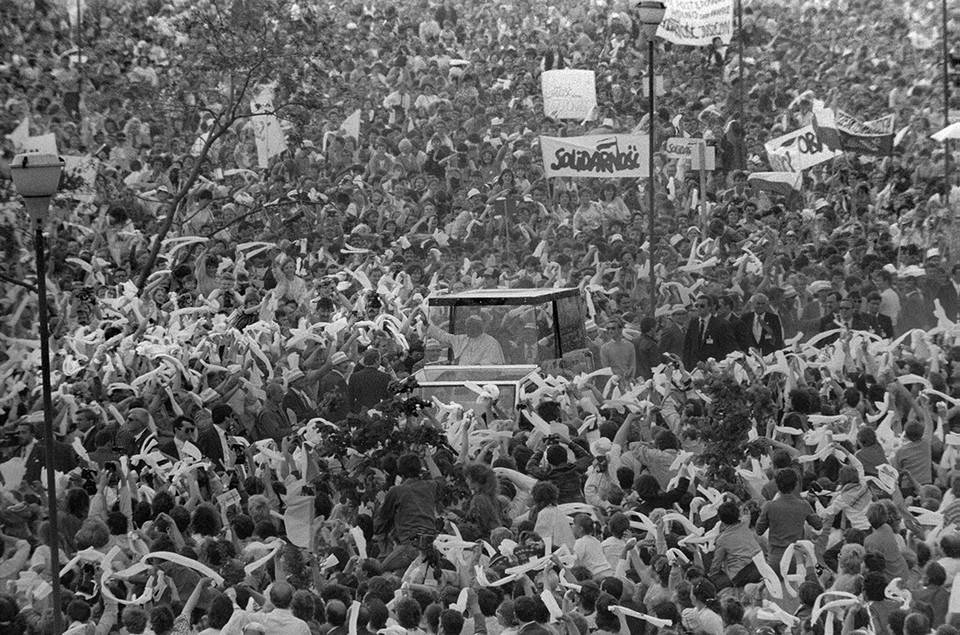 Papież (12.05.2020 - 20.09.2020). Wojciech Plewiński - fotografia z pielgrzymki Jana Pawła II do Gdańska w 1987 r. 