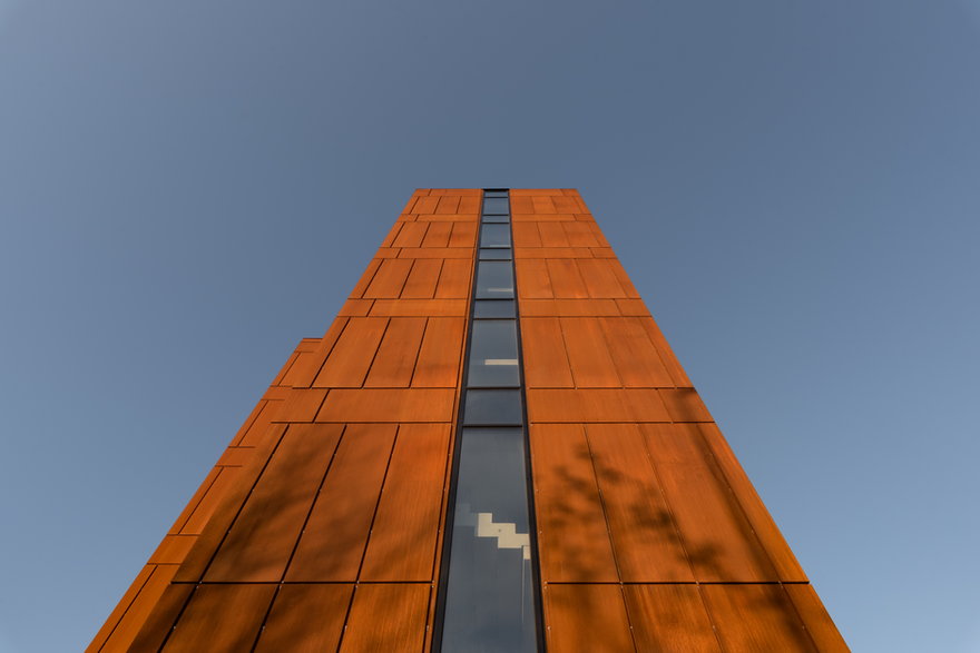 Corten kontrastuje z niebem fot.: Przemysław Turlej © Easst Architects