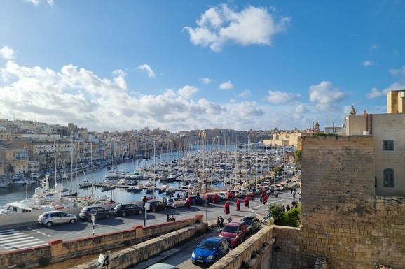 APRIL JE PRELOMNI MESEC ZA LETOVANJE Evo kako da planirate rate i rezervacije i izbegnete najskuplje greške