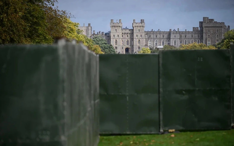 Velika zaštitna ograda postavljena oko imanja Vindzora | Foto: Getty Images