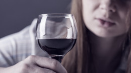 Negatywne skutki nadużywania alkoholu widoczne na skórze