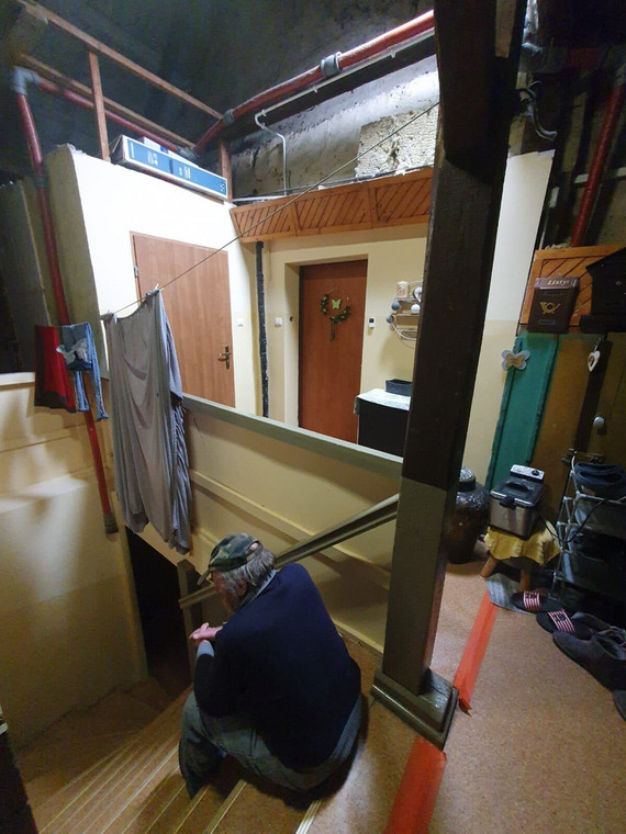 Drzwi do mieszkania, w którym zamordowana została 45-letnia Iwona