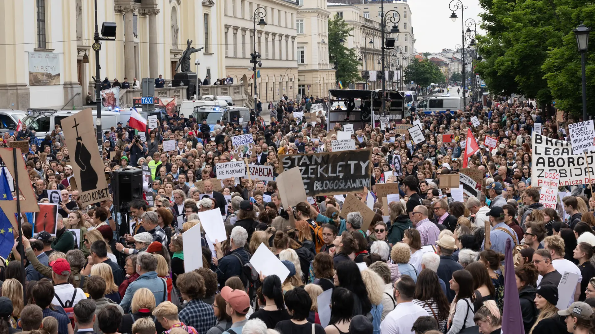 Protest kobiet w Warszawie. "Przyszłam, bo to może spotkać każdą z nas"