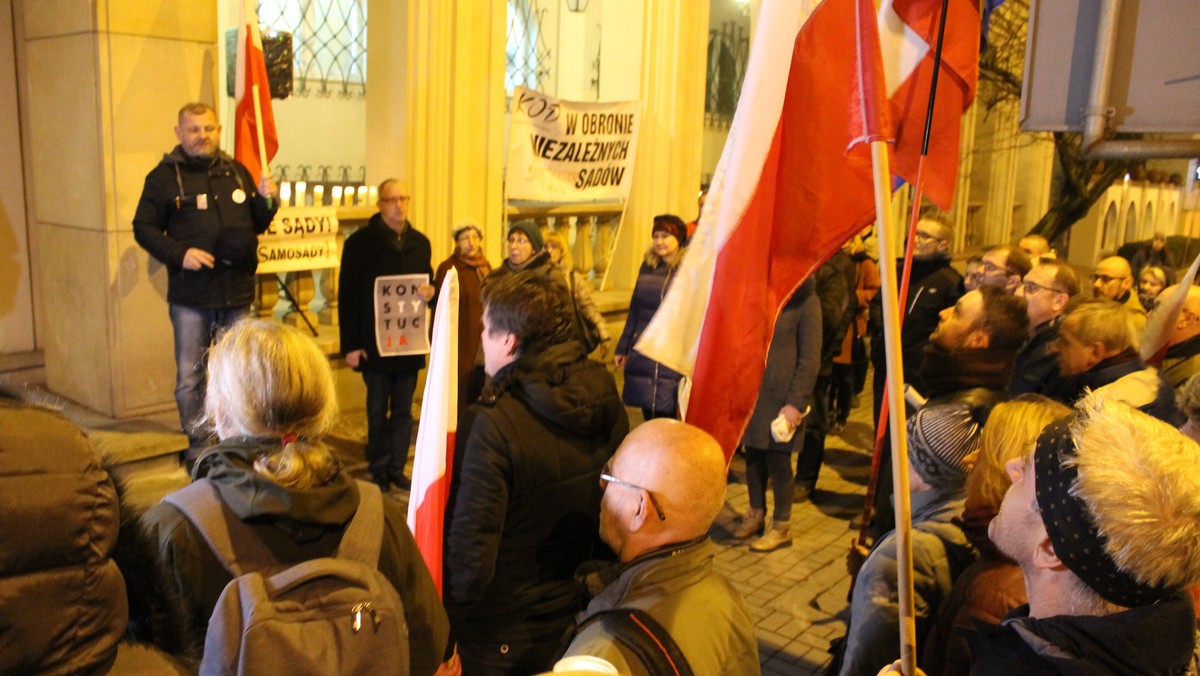 Już po raz trzeci w tym tygodniu przed Sądem Okręgowym w Kielcach odbył się protest KOD-u