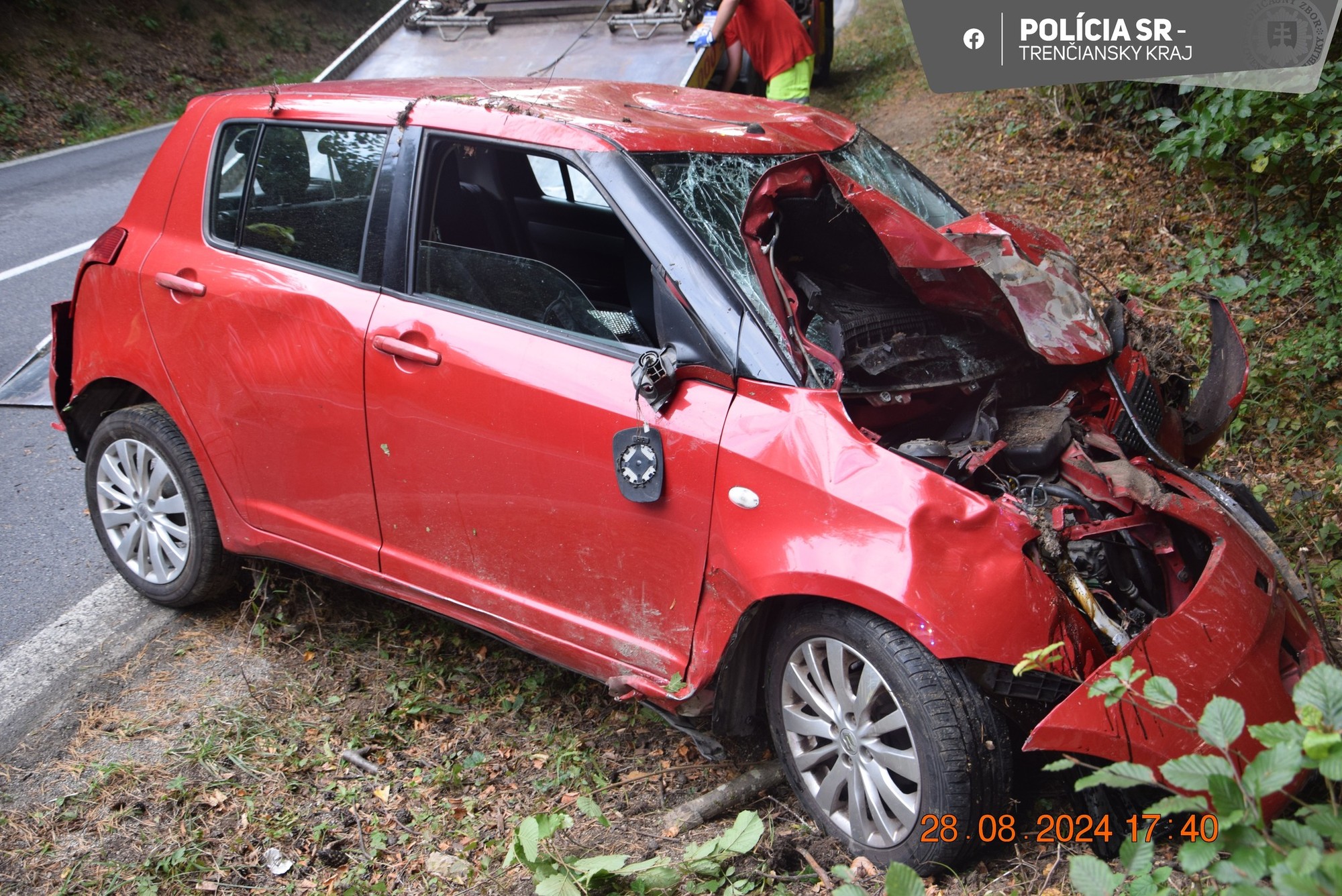 Pri Hornej Porube zišla 45-ročná vodička z cesty a narazila do stromu.