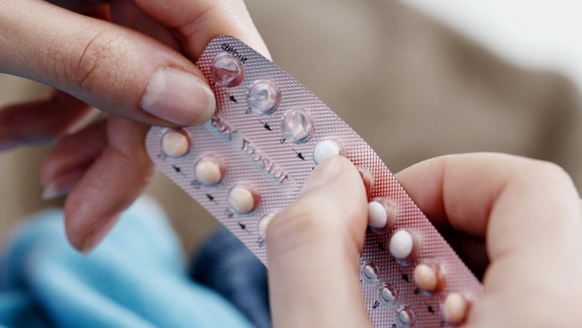 Tabletki antykoncepcyjne są jedną z hormonalnych metod zapobiegania niepożądanej ciąży. Po raz pierwszy pojawiły się w sprzedaży w roku 1960, po wieloletnich badaniach nad zastosowaniem kobiecych hormonów płciowych w antykoncepcji. I chociaż ich skuteczność wynosiła wówczas tylko 85 proc., a ich stosowanie wywoływało niepożądane skutki uboczne, i tak zyskały wiele zwolenniczek. Produkowane obecnie tabletki antykoncepcyjne, zawierają dużo mniejsze dawki hormonów, są skuteczniejsze i bezpieczniejsze dla zdrowia.