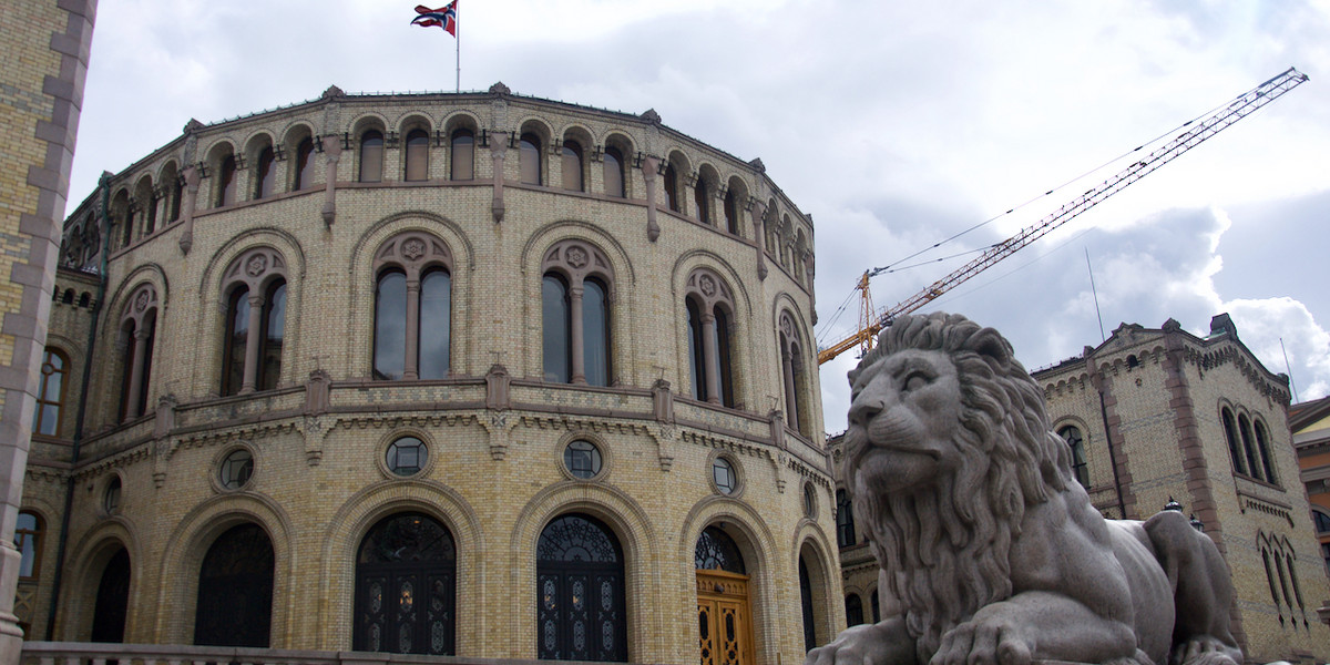 Gmach norweskiego parlamentu stoi w centrum Oslo, niedaleko pałacu królewskiego i miejskiego ratusza